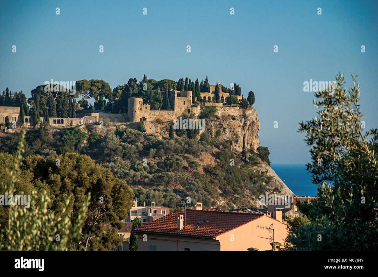 Beautiful village cassis france hi-res stock photography and images - Alamy