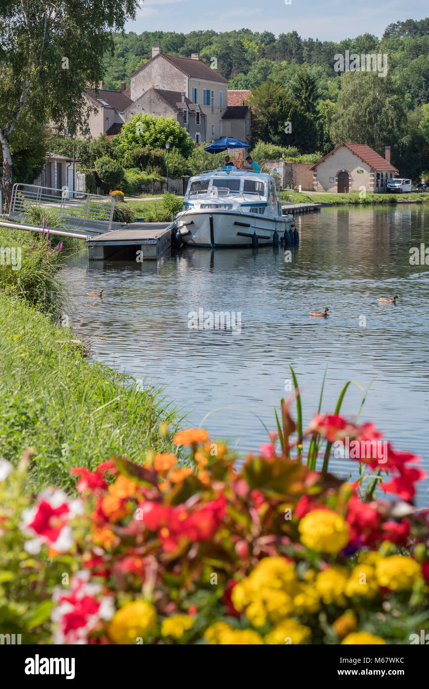 canal-du-nivernais-mailly-la-ville-yonne-bourgogne-franche-comte-france