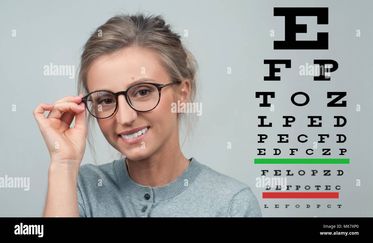 Зрение 10 20. Проверка зрения фото. Зрение -10. Тест на зрение 10 фото которые проверят твое зрение. Человек в очках таблица для зрения.