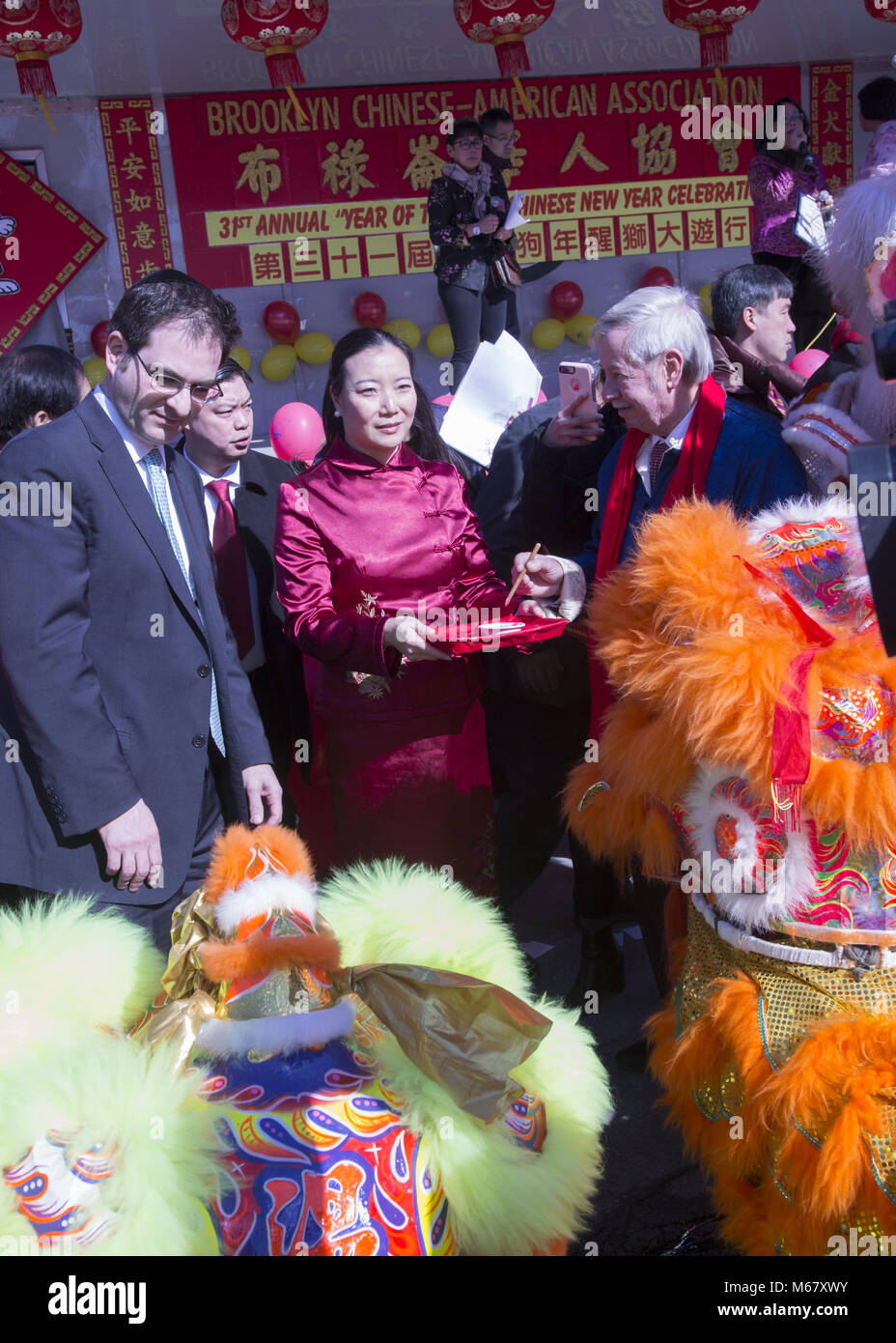 Lion dance dotting the eye High Resolution Stock Photography and Images