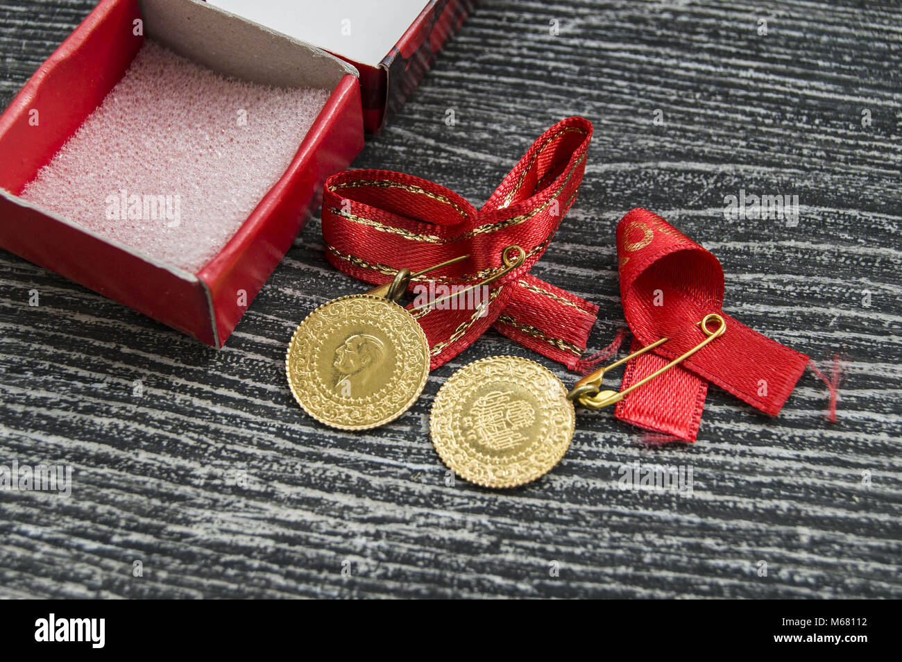 Gold prices, turkey state quarter gold paintings, gold jewelry Stock