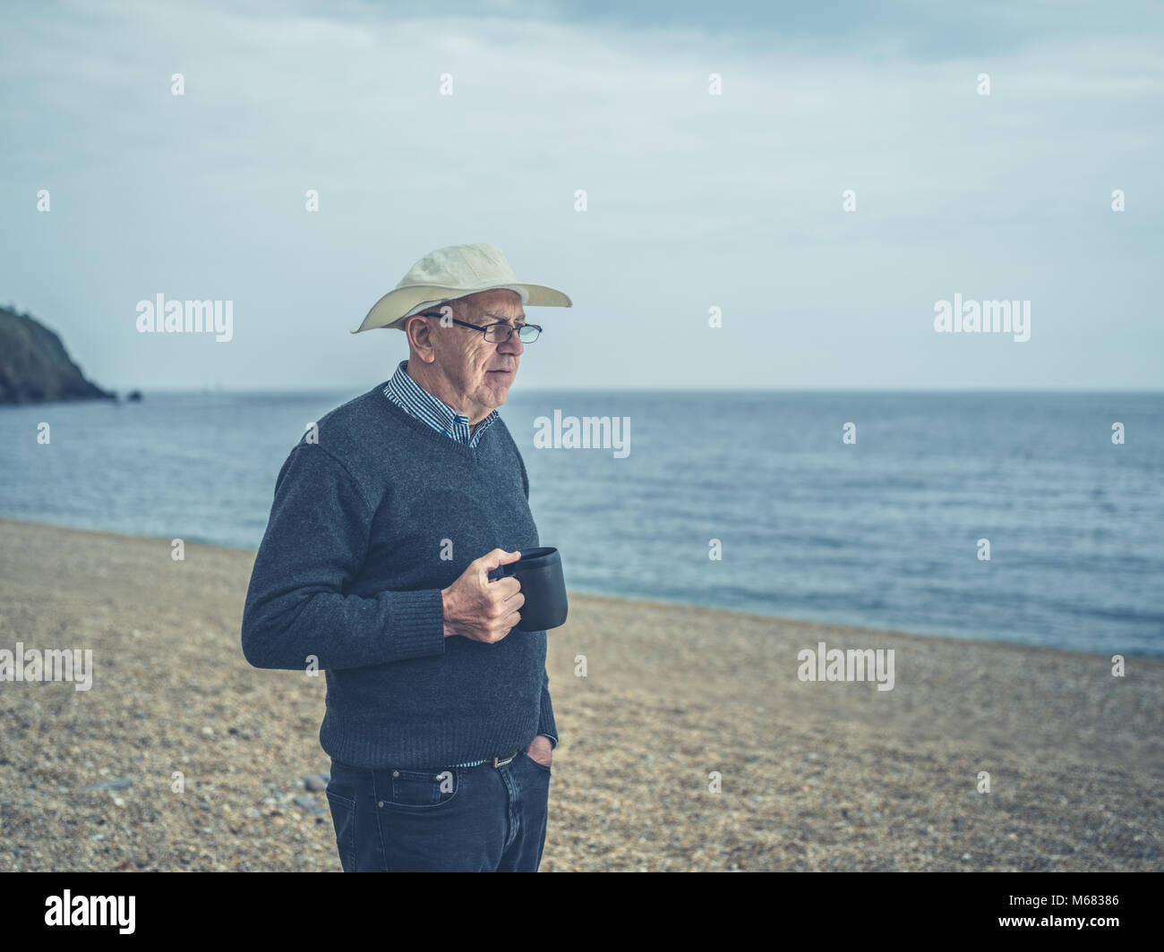 Man relaxing drink on beach hi-res stock photography and images - Alamy