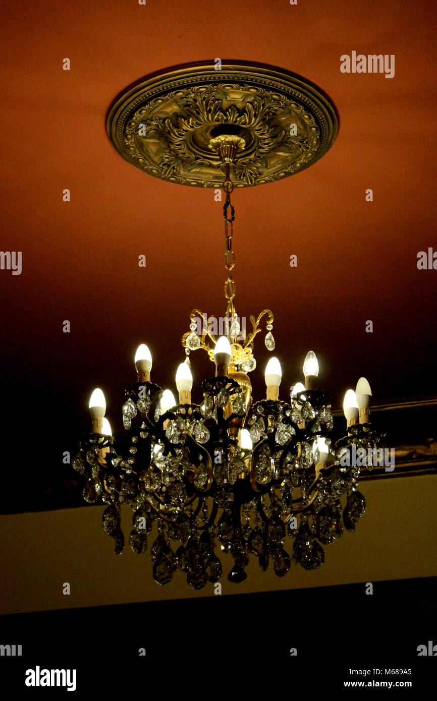 Lighting chandeliers ornate room hi-res stock photography and images ...