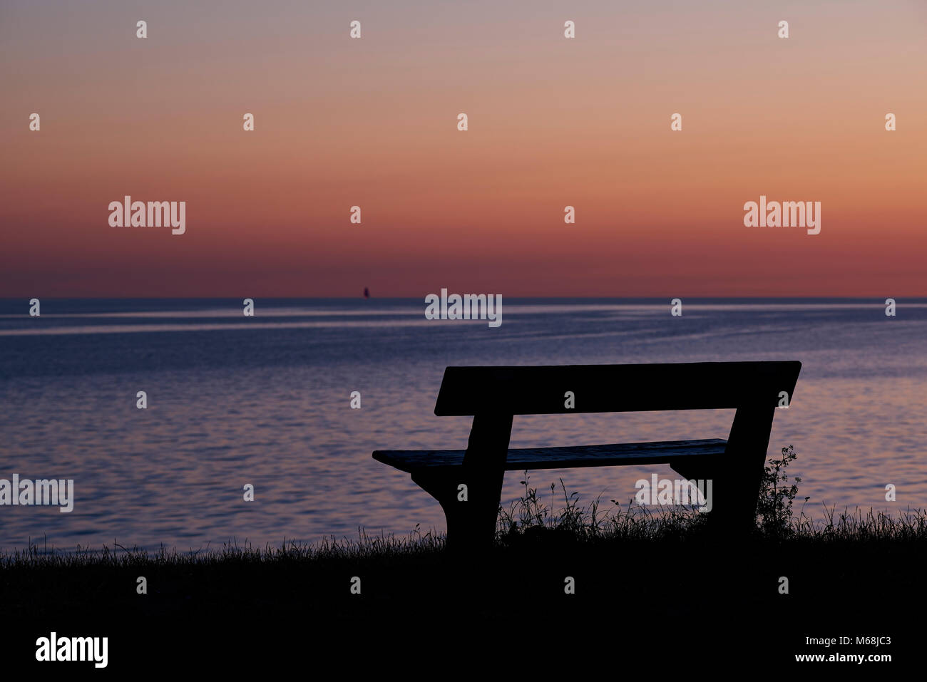 Sitzbank am Meer Stock Photo