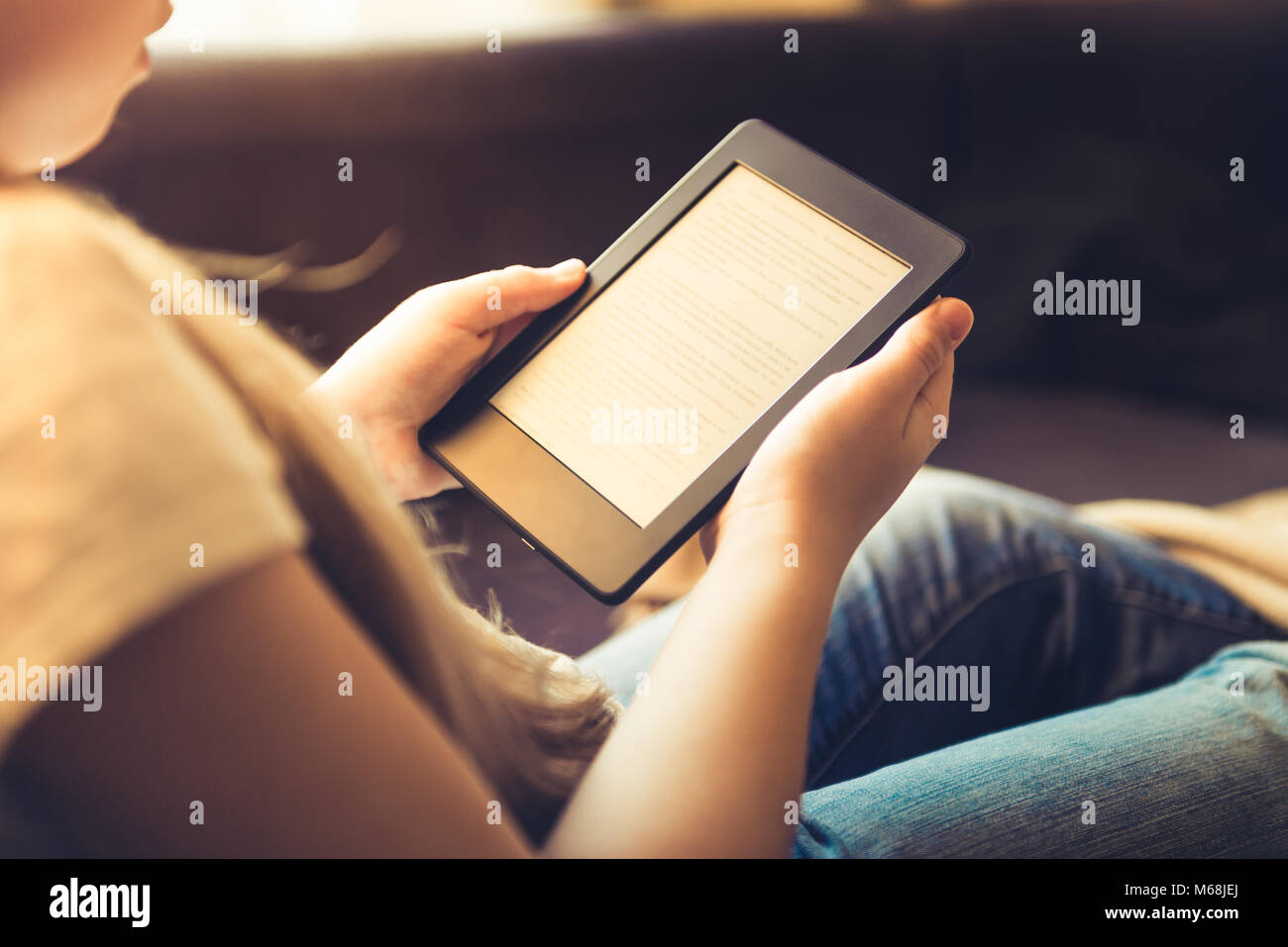 человек с электронной книгой. планшет книжка. человек читает электронную книгу. Presenting new language e-book. планшет книга.