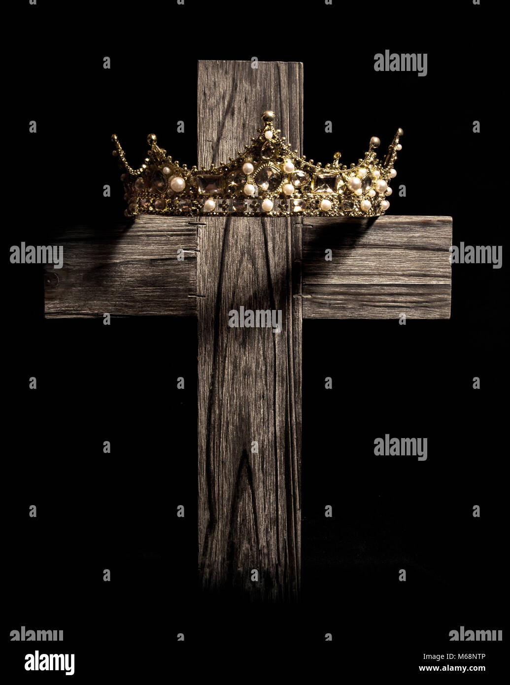 The Crown of a King on a Wooden Cross Stock Photo - Alamy