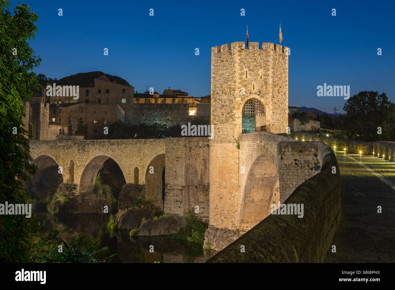 Pont romànic de Besalú a l'hora blava Stock Photo