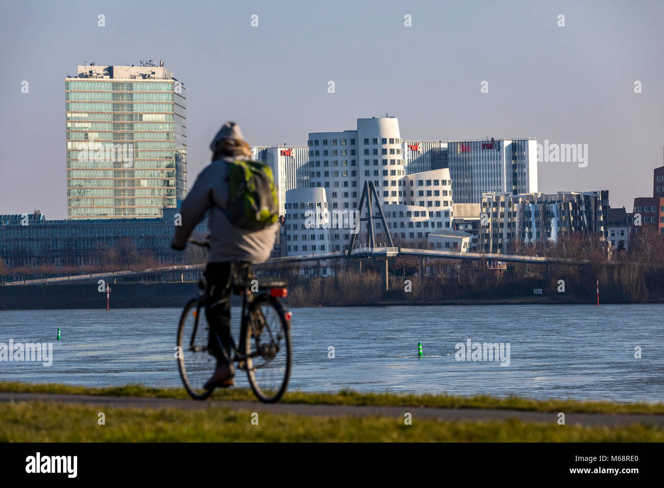 Düsseldorf, die Gehry Bauten, Neuer Zollhof,  im Medienhafen, links das Stadttor Gebäude, hinten der RWI4 Gebäude Komplex, Rhein, Stock Photo