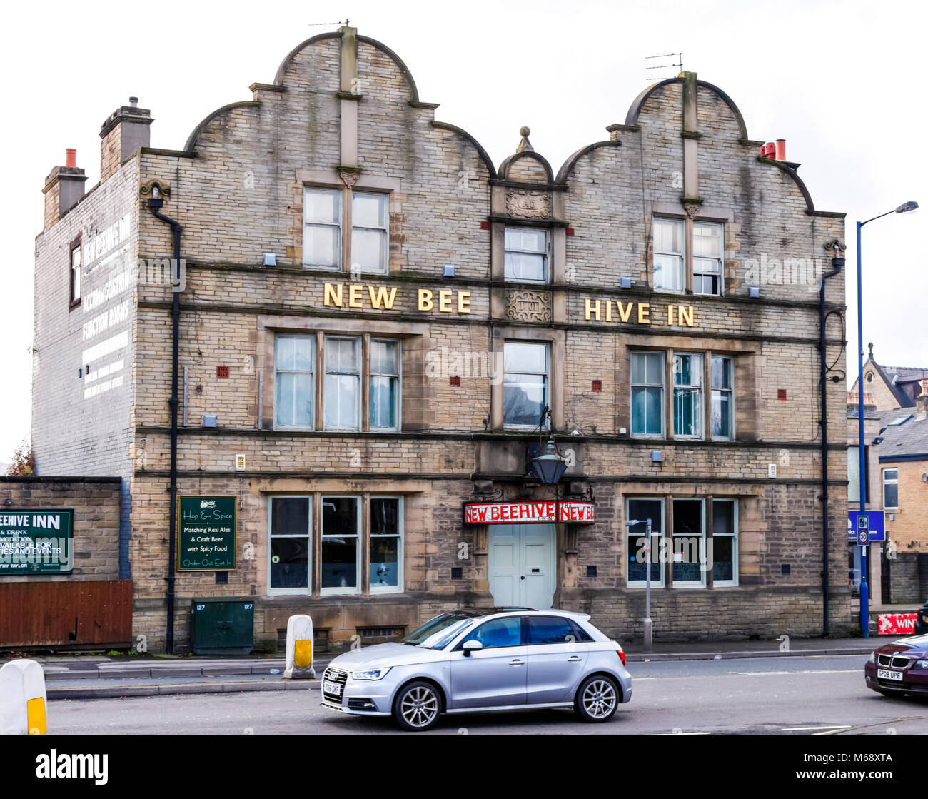 The New Beehive Inn,  a well known pub, famous for its gas lighting,  Bradford, West Yorkshire Stock Photo