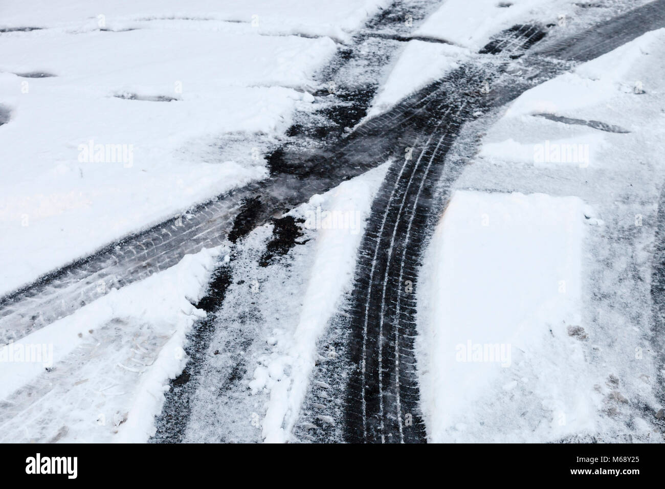 Tyre tracks in the snow Stock Photo - Alamy