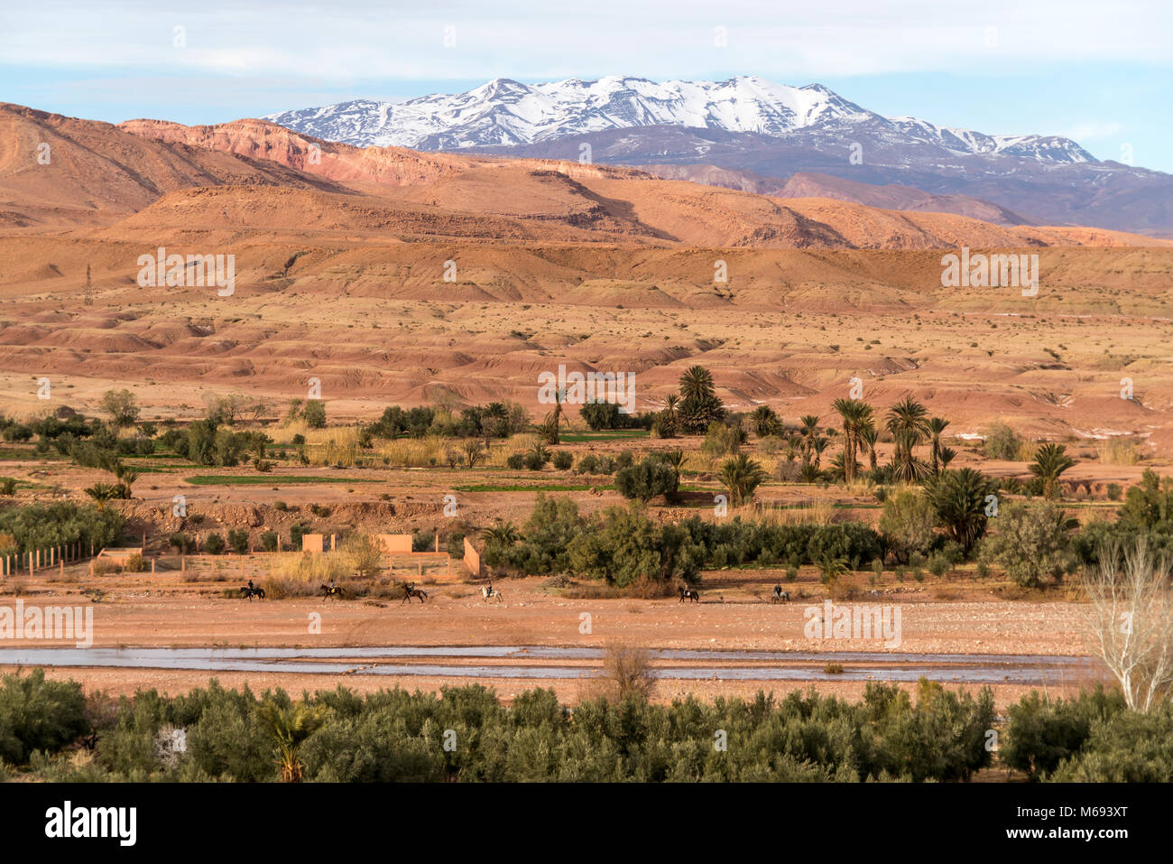 Gebirgslandschaft Des Verschneiten Hohen Atlas Bei Ait Ben Haddou Stock Photo Alamy