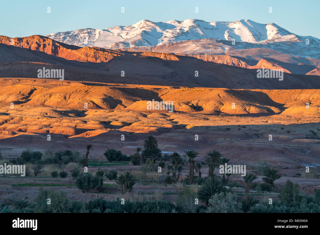 Gebirgslandschaft Des Verschneiten Hohen Atlas Bei Ait Ben Haddou Stock Photo Alamy