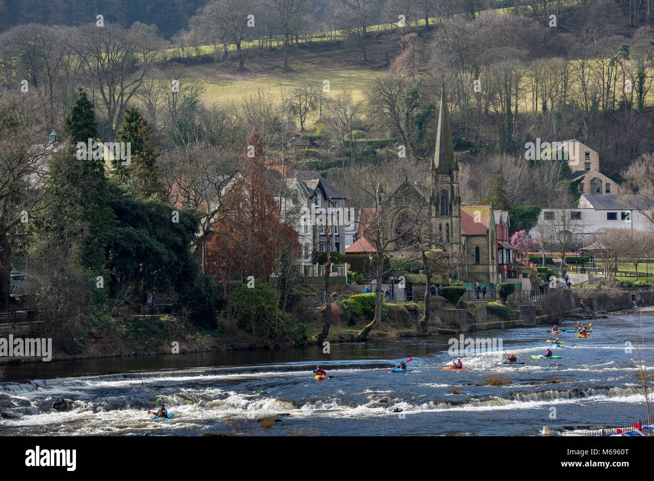 Llangollen is a small town and community in Denbighshire, north-east Wales, situated on the River Dee and on the edge of the Berwyn mountains. canoeis Stock Photo