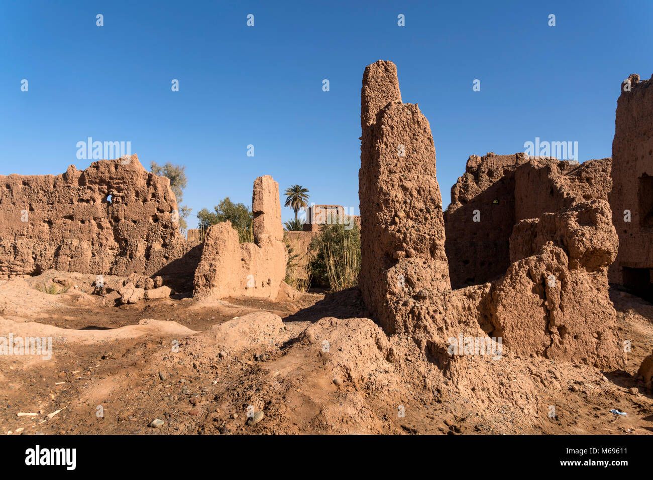 Kasbah Ruine in der Oase Skoura, Ouarzazate, Königreich Marokko, Afrika  |  Kasbah ruins at Skoura oasis, Ouarzazate, Kingdom of Morocco, Africa Stock Photo
