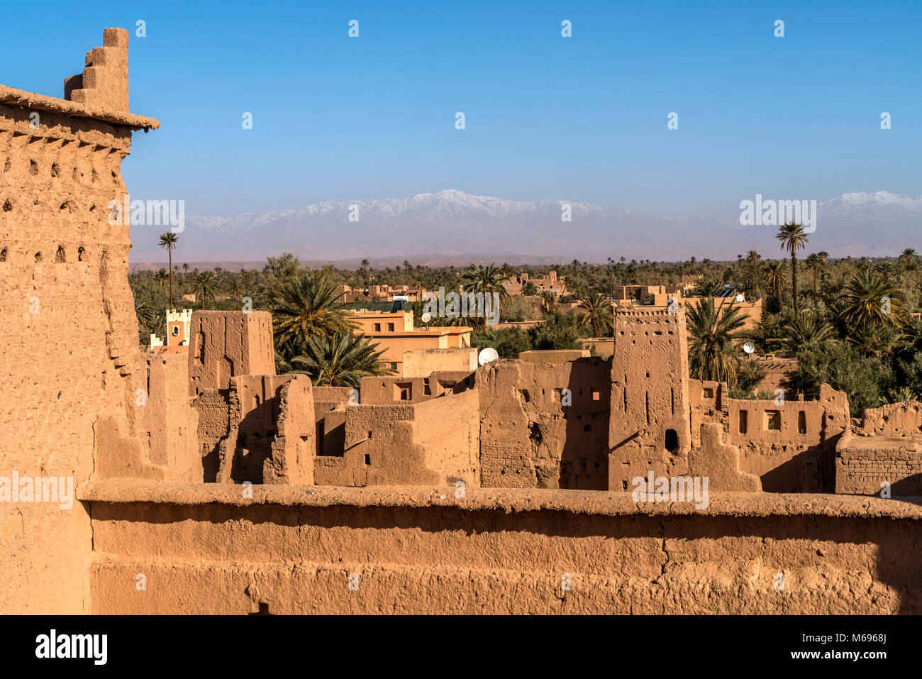 Kasbah Amerhidil oder Imridil und die Palmen-Oase Skoura, Ouarzazate, Königreich Marokko, Afrika  |  Kasbah Amerhidil or Imridil and date palms of  Sk Stock Photo