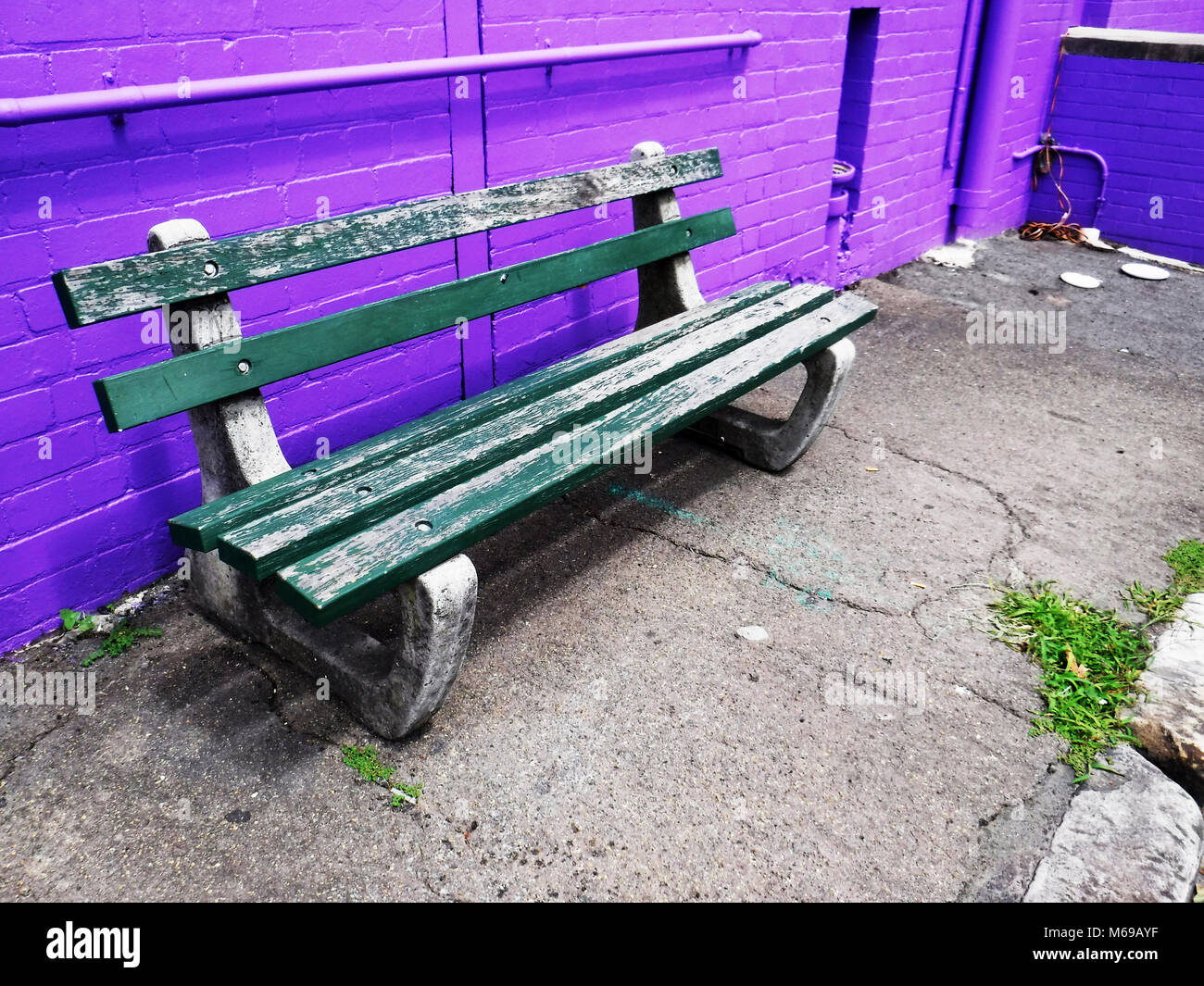 Bench seat contrasting against vibrant coloured wall Stock Photo