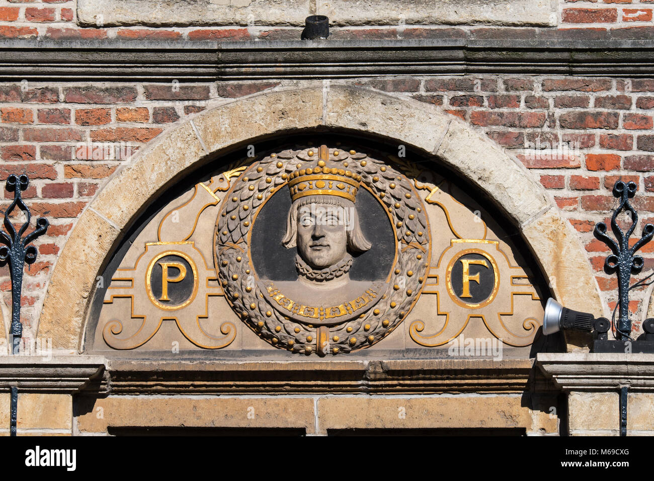 One of 14 busts of the Count of Flanders, Philip I of Castile / Philippus Formosus on 16th century house front De Gekroonde Hoofden, Ghent, Belgium Stock Photo