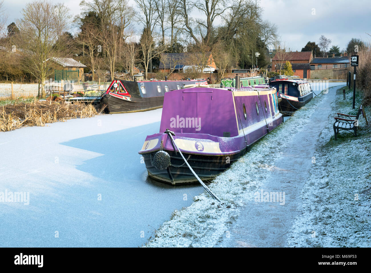 Canal boat in the snow on the oxford canal in the winter. Cropredy, Oxfordshire, England Stock Photo