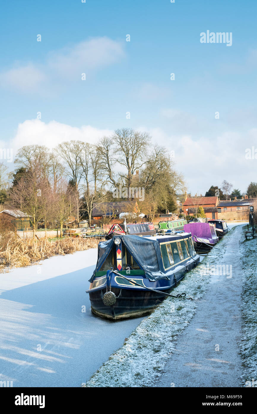Canal boat in the snow on the oxford canal in the winter. Cropredy, Oxfordshire, England Stock Photo