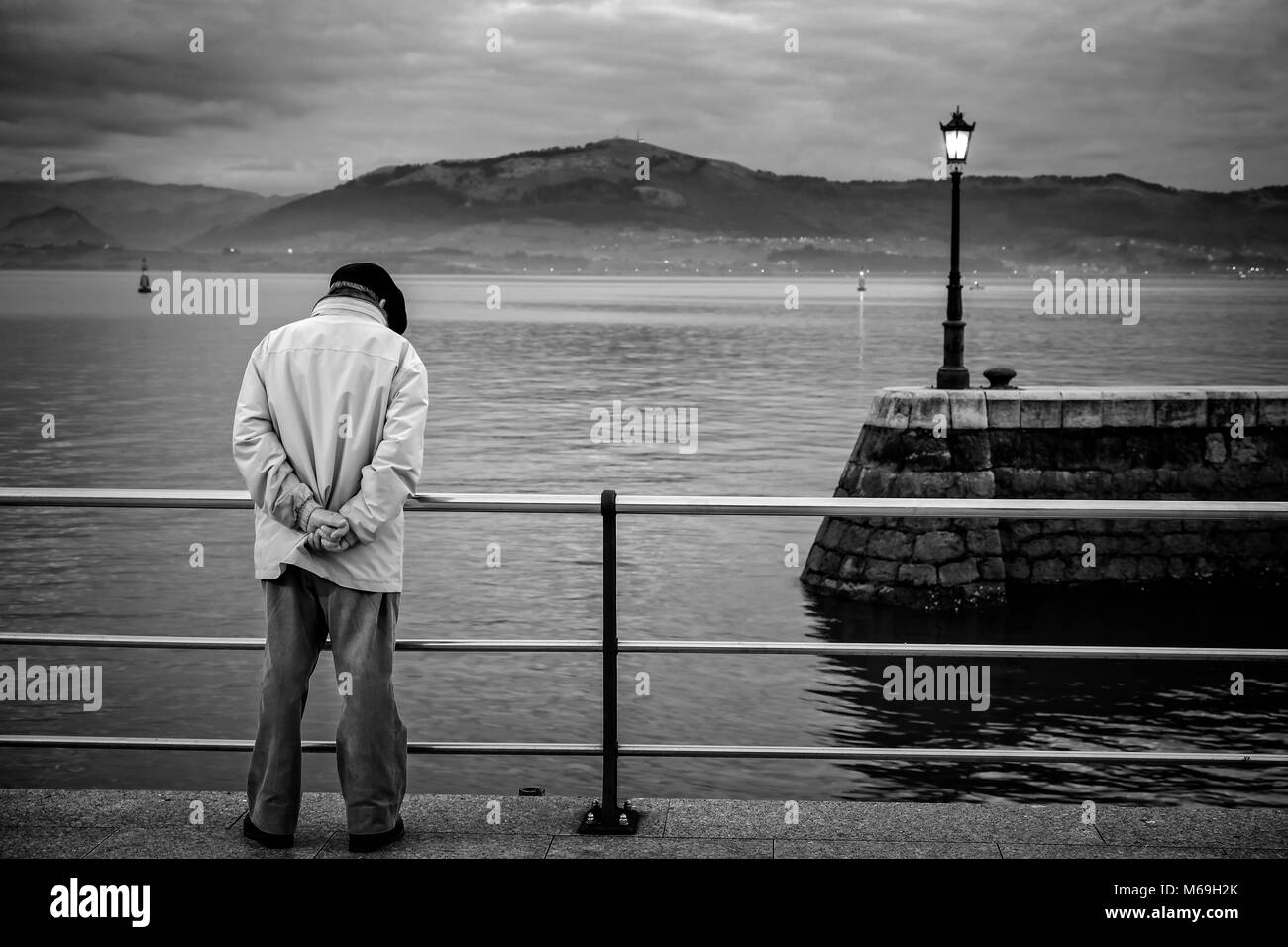 Old man looking out to sea. Bahia de Santander. Cantabrian Sea, Cantabria, Spain, Europe Stock Photo