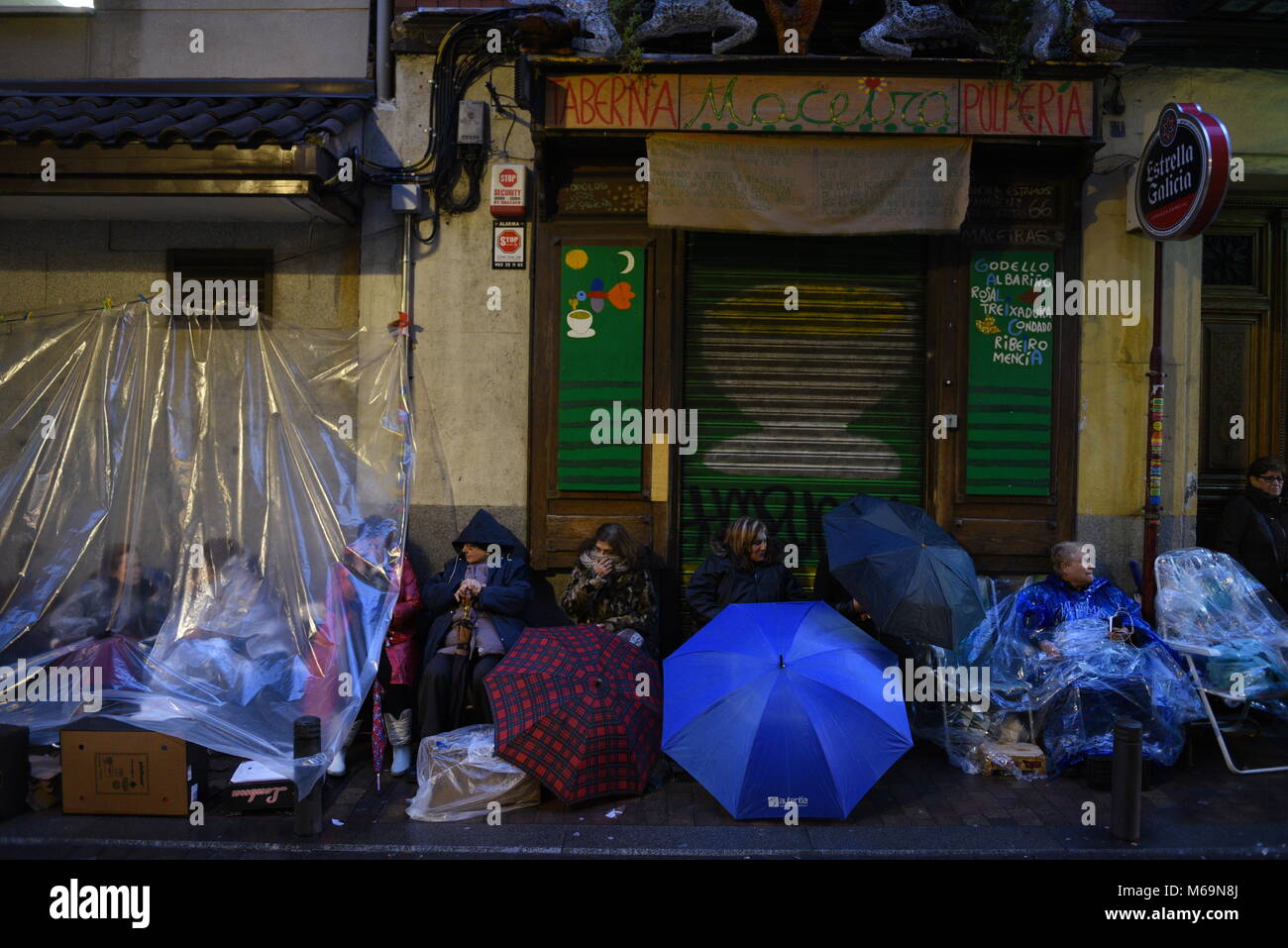 Madrid, Spain. 01st Mar, 2018. Catholic faithful use umbrellas in a street of Madrid as they wait, some for as long as fifteen days, to kiss the feet of a 17th Century wooden image of Christ, known as Cristo de Medinaceli. Credit: Jorge Sanz/Pacific Press/Alamy Live News Stock Photo