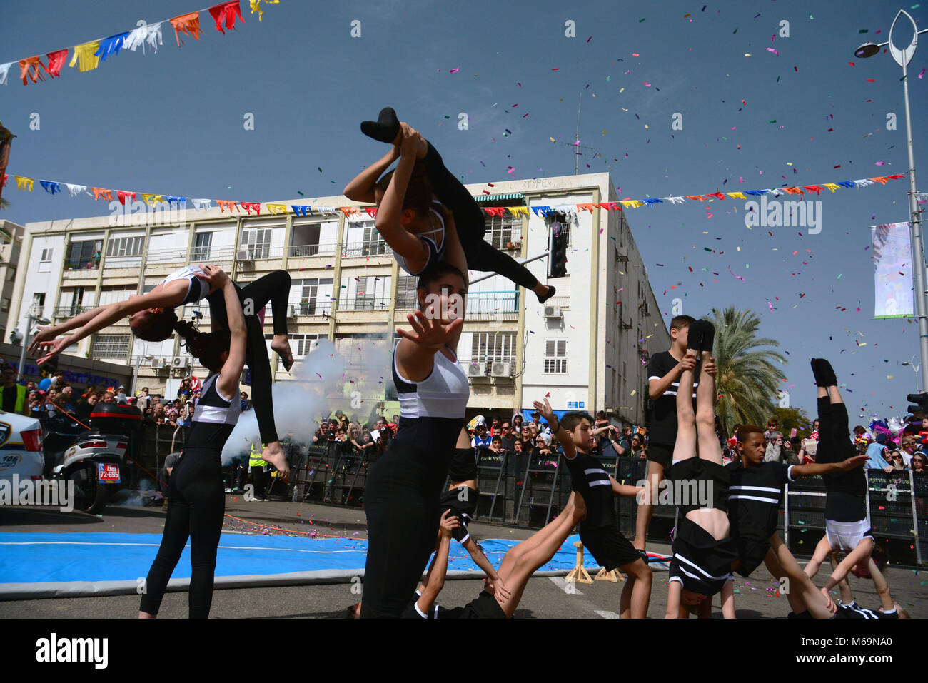 Holon, Israel. 01st Mar, 2018. Acrobats parading in Holon during the Adloyada, the biggest Purim event in Israel. Credit: Laura Chiesa/Pacific Press/Alamy Live News Stock Photo