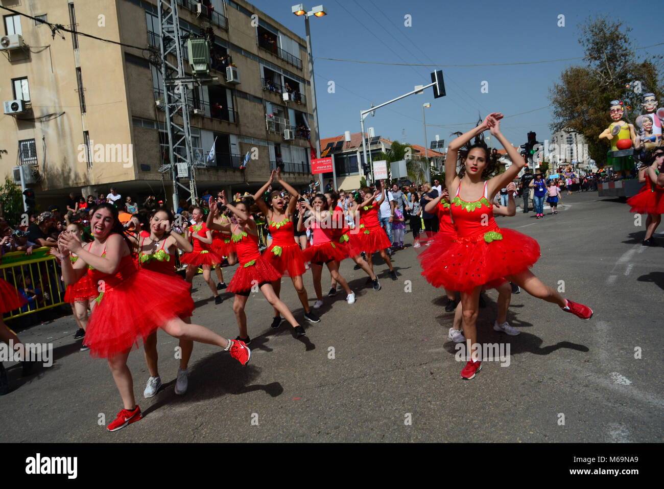 Holon, Israel. 01st Mar, 2018. Thousands attended the Adloyada parade in Holon on March 1st, 2018. The Adloyada is the biggest Purim event in Israel. Credit: Laura Chiesa/Pacific Press/Alamy Live News Stock Photo