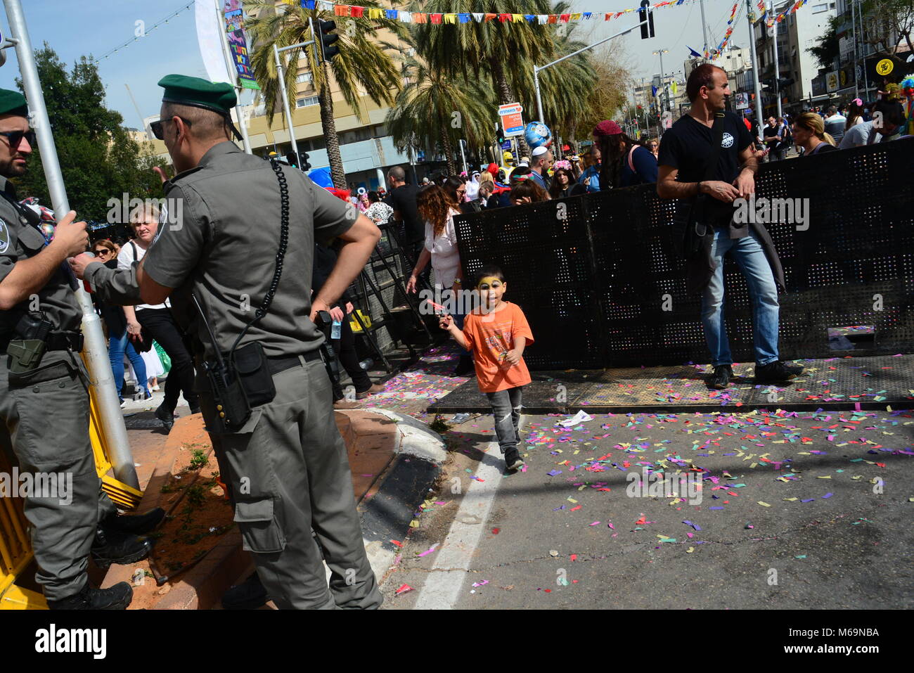 Holon, Israel. 01st Mar, 2018. A boy plays with a toy gun near soldiers during the Adloyada. The Adloyada is the biggest Purim event in Israel. Credit: Laura Chiesa/Pacific Press/Alamy Live News Stock Photo