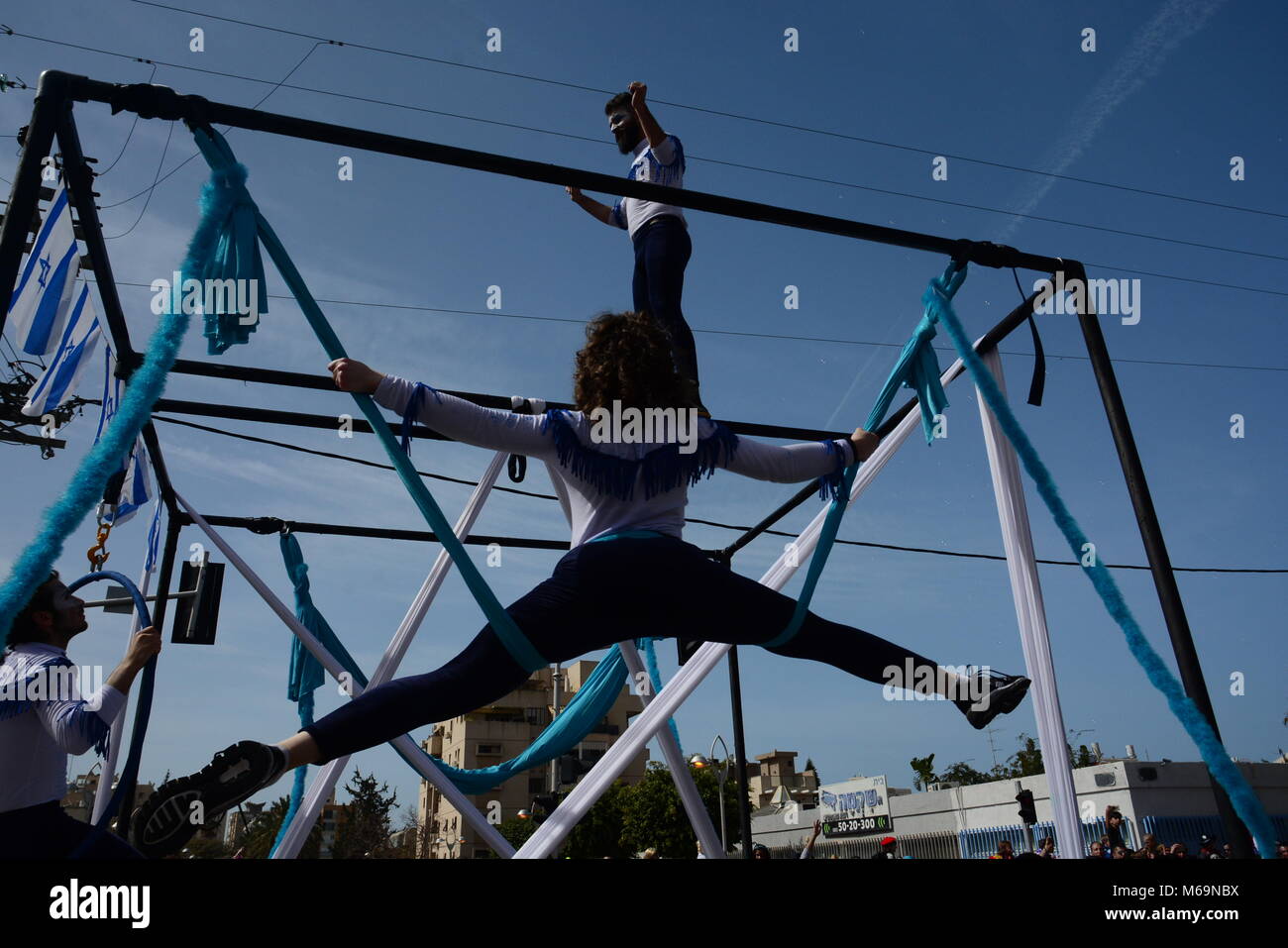 Holon, Israel. 01st Mar, 2018. Acrobats parading in Holon during the Adloyada, the biggest Purim event in Israel. Credit: Laura Chiesa/Pacific Press/Alamy Live News Stock Photo