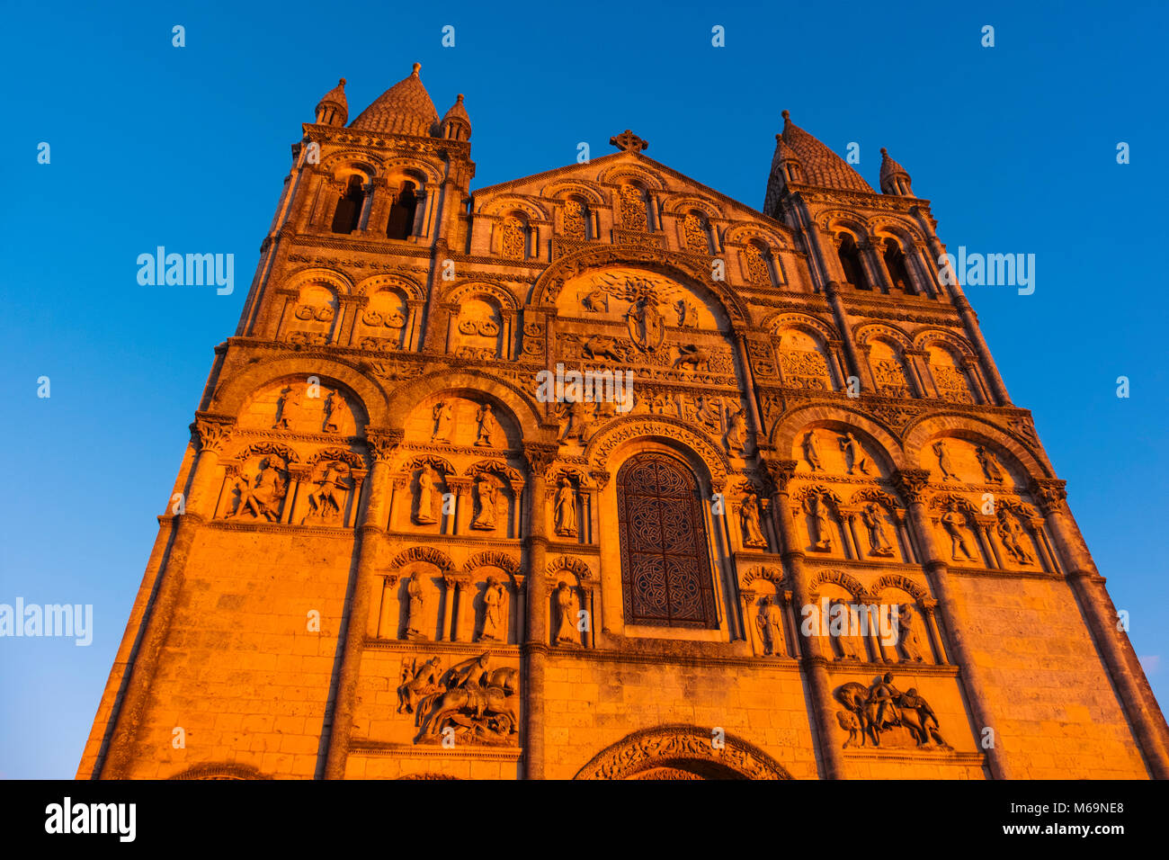 Saint pierre cathedral angoulême hires stock photography and images