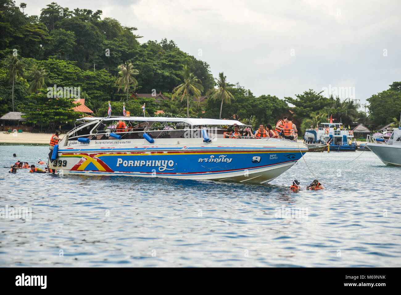 Dive boat leaving Ao Tonsai, on Koh Phi Phi Don. boat diving Koh Phi