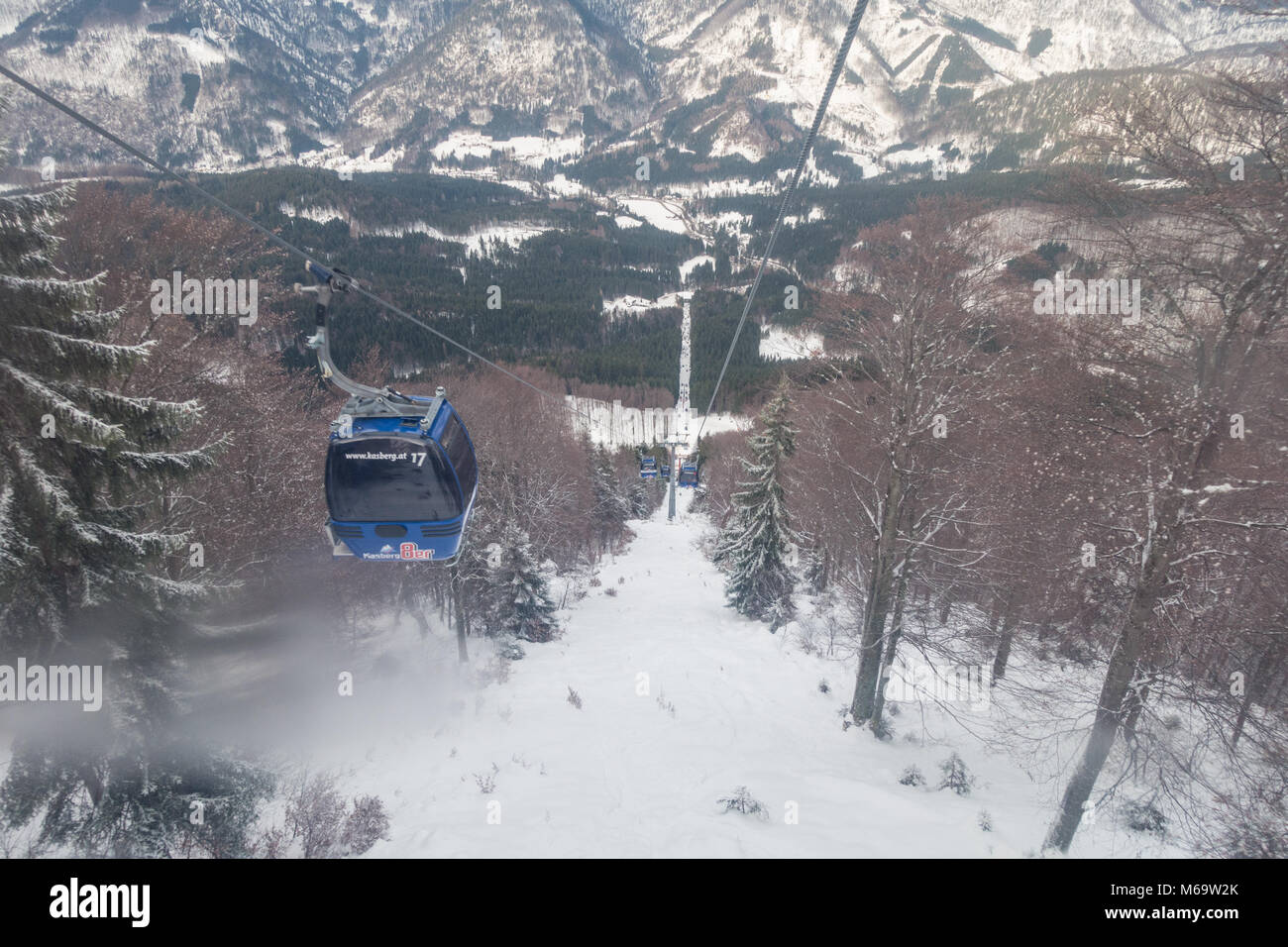 Gondola lifts hi-res stock photography and images - Alamy