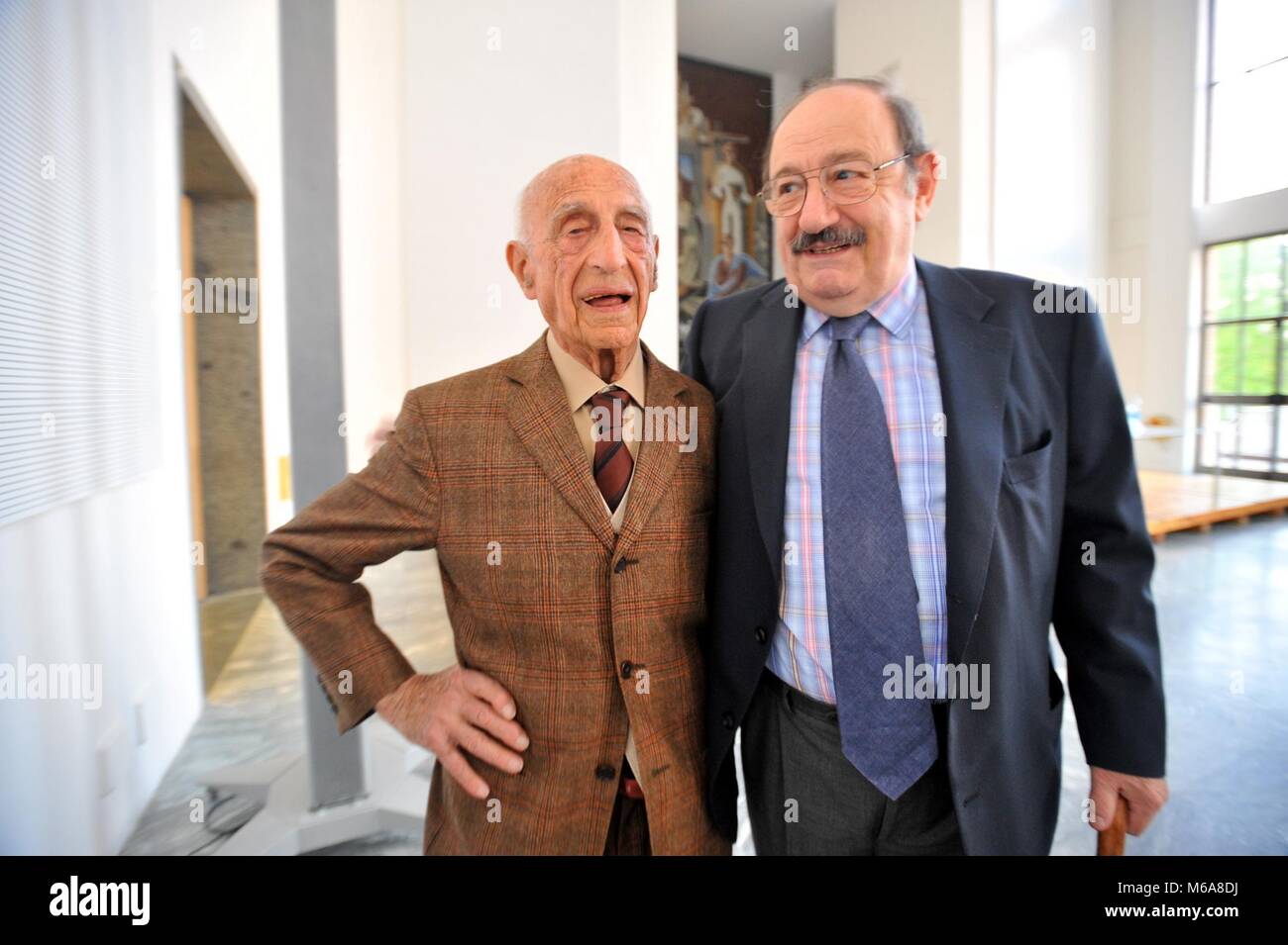 PRESENTATION OF THE BOOK 'GILLO DORFLES, ART AND COMMUNICATION' TO THE THREE-YEARS, WITH GILLO DORFLES AND UMBERTO ECO (Duilio Piaggesi, MILAN - 2009-04-06) ps the photo can be used respecting the context in which it was taken, and without the defamatory intent of the decoration of the people represented (Duilio Piaggesi, FOTO ARCHIVIO - 2018-03-02) ps the photo can be used respecting the context in which it was taken, and without the defamatory intent of the decoration of the people represented Stock Photo