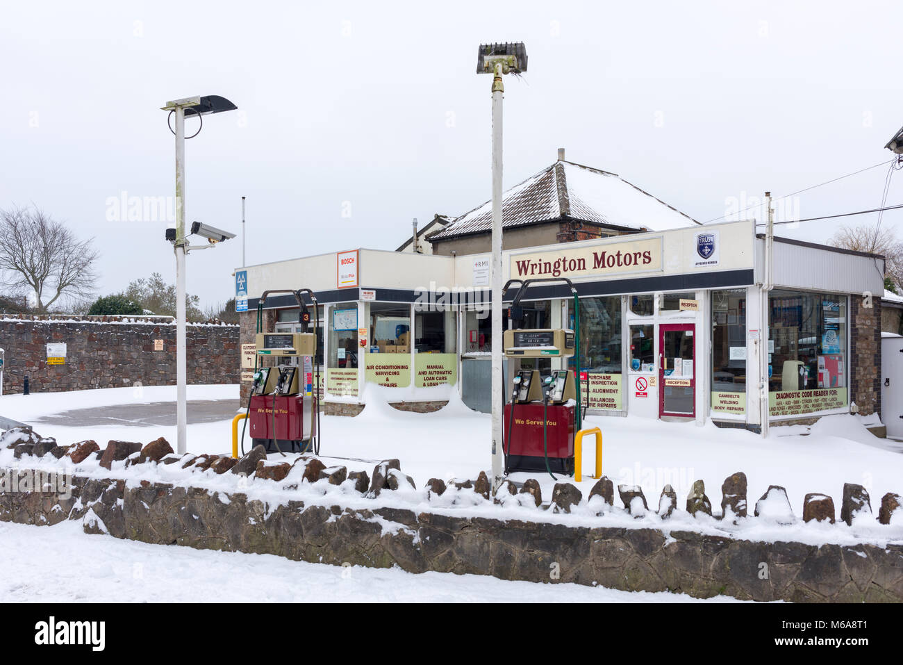 Gas station snow uk hi-res stock photography and images - Alamy
