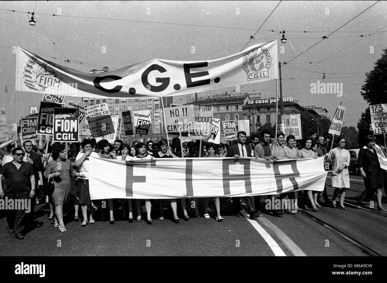 SCIOPERO AND CORTEO OF THE WORKERS OF FIAR YEAR 1968 (FOTO DE BELLIS, MILAN - 1968-09-09) ps the photo can be used respecting the context in which it was taken, and without the defamatory intent of the decoration of the people represented Stock Photo