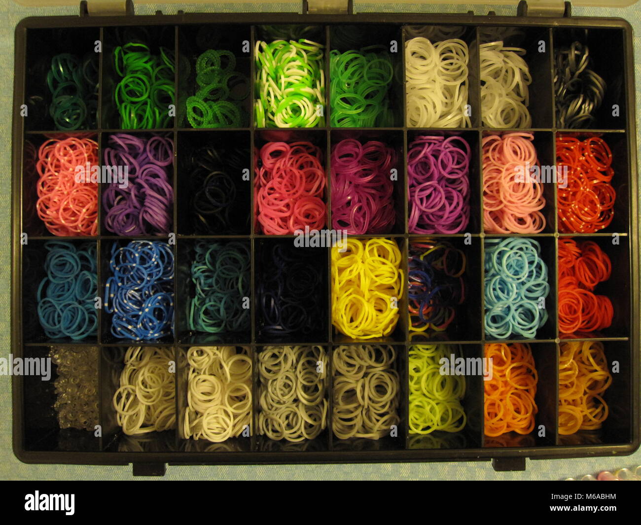 Caixa organizadora com elásticos de cores variadas Stock Photo