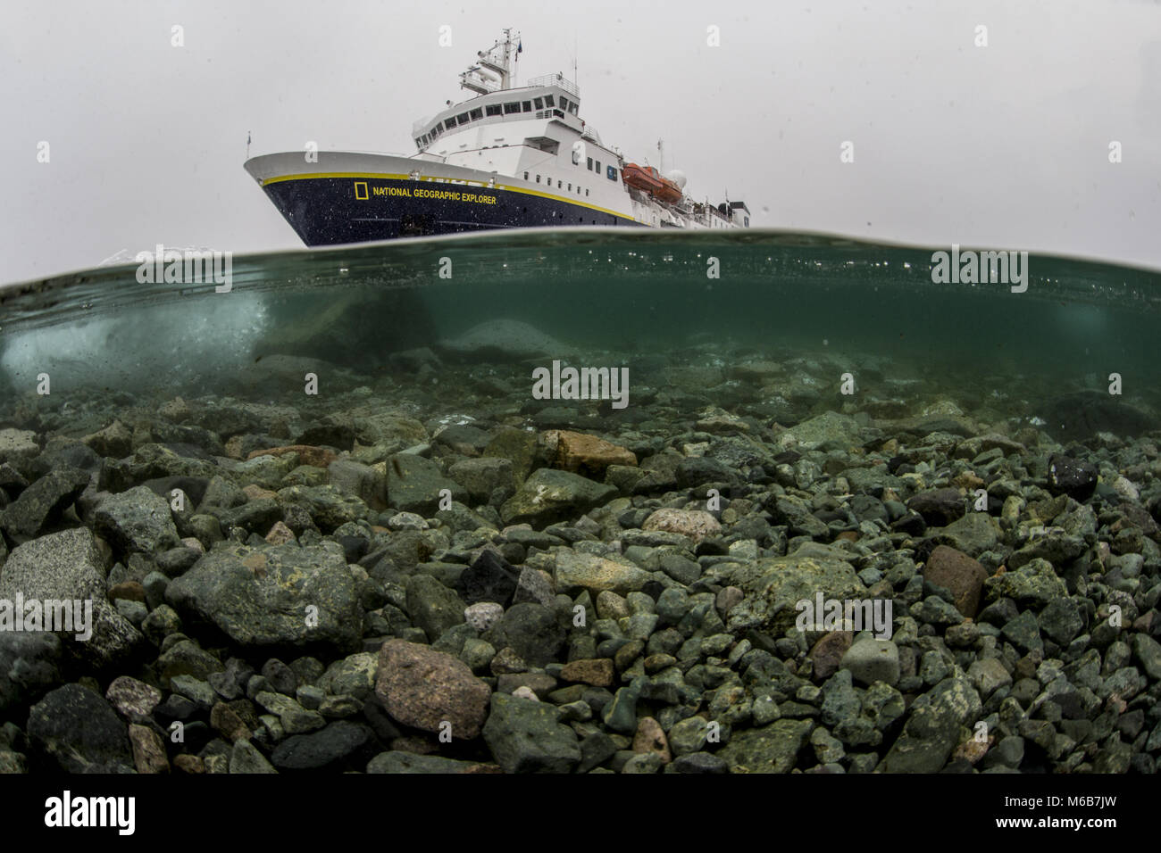 Sea rocky bottom in shallow hi-res stock photography and images - Alamy
