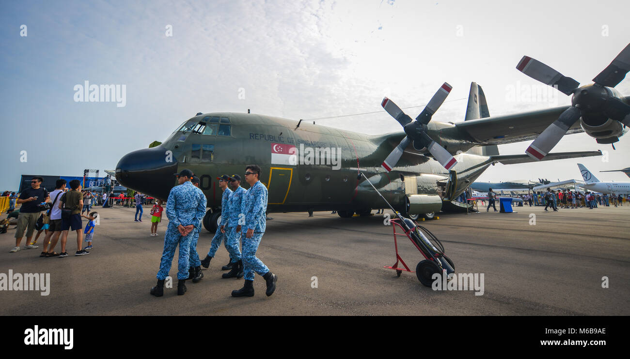 Singapore Feb 10 18 Soldiers Looking At A Lockheed C 130 Hercules Aircraft Belong To The Singapore Air Force At The 18 Singapore Airshow Stock Photo Alamy