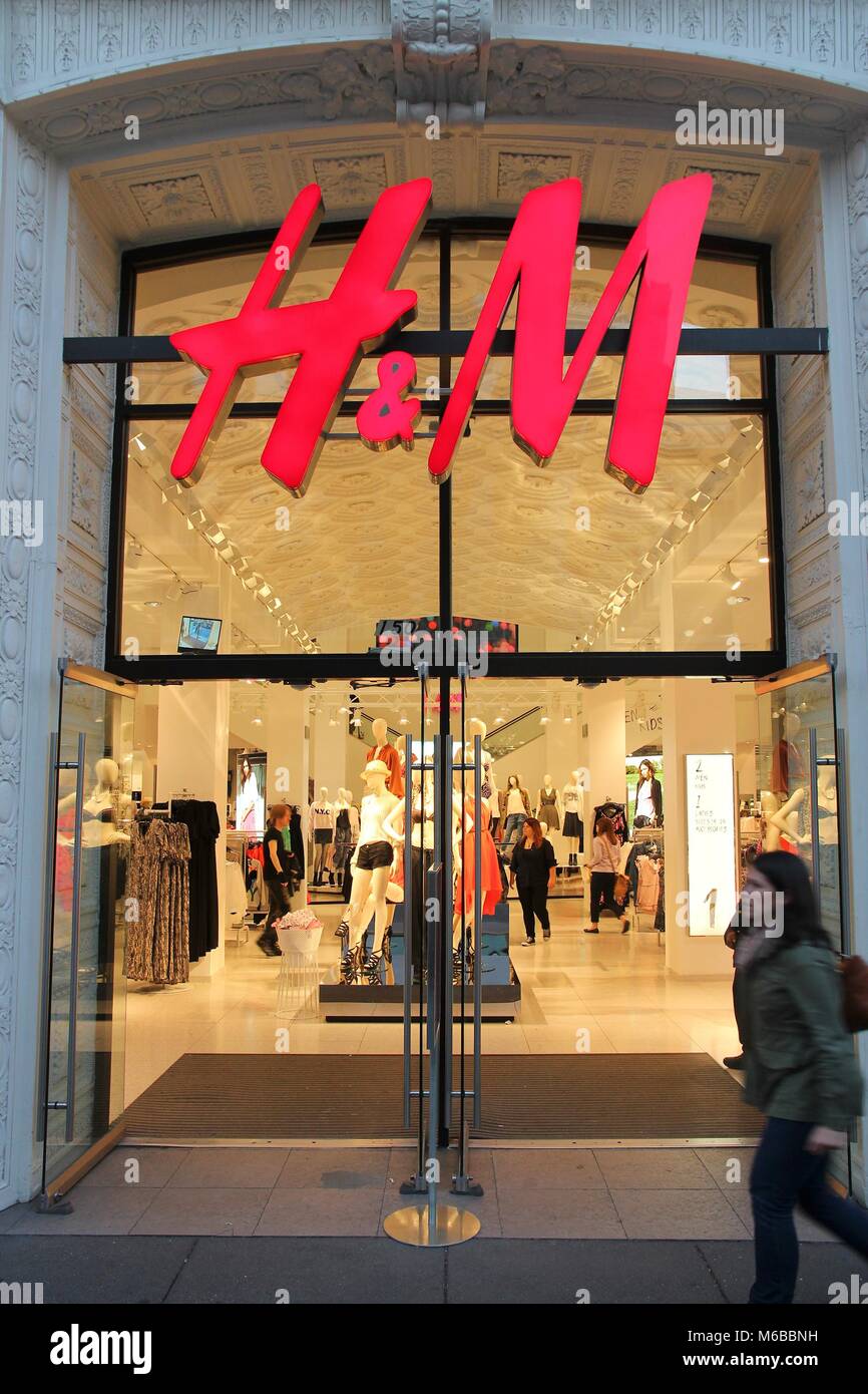 SAN FRANCISCO, USA - APRIL 8, 2014: Shopper walks by H&M fashion store in  San Francisco, USA. H&M was founded in 1947, it employs 87,000 people Stock  Photo - Alamy