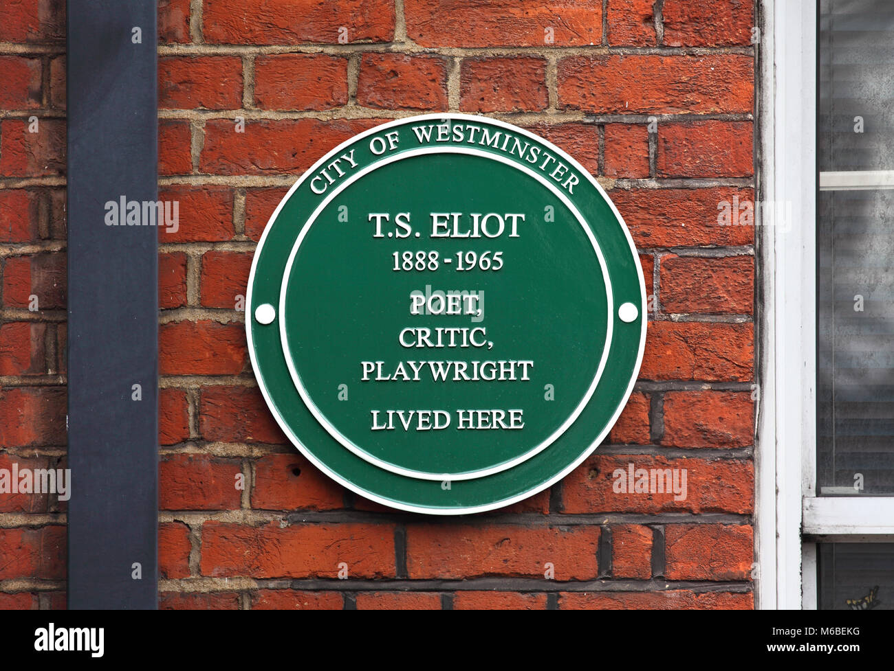 Green plaque commemorating TS Eliot who lived in this building -  at Crawford Mansions, Homer Row, City of Westminster, London W1. Stock Photo