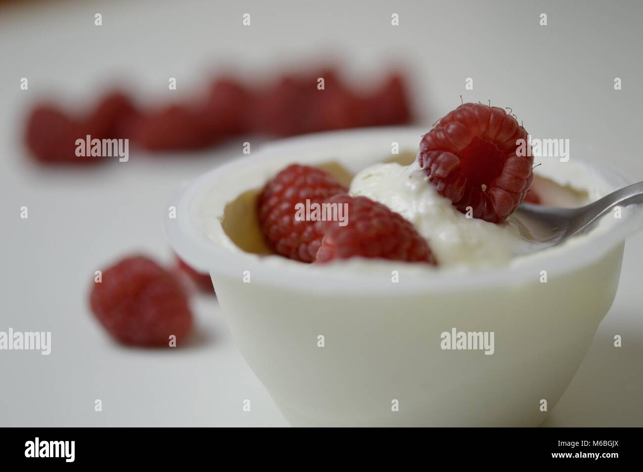 Asas Raspberry Yoghurt Raspberries in a natural yogurt Stock Photo - Alamy