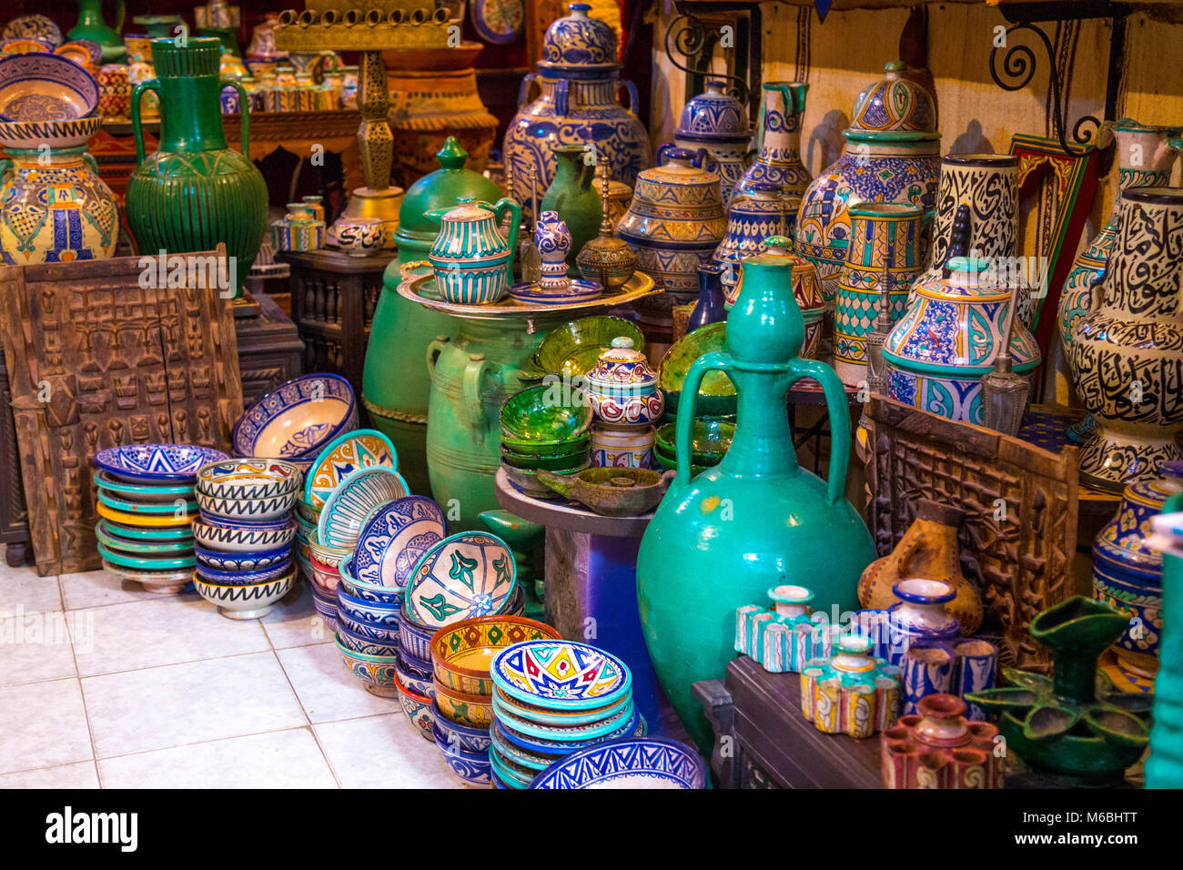 Colourful Moroccan pottery in a shop in the Old Medina souqs, Fes, Morocco Stock Photo