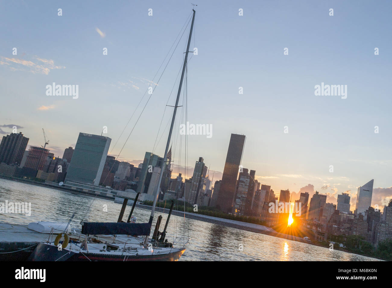 Nyc skyline sunset chrysler boat hi-res stock photography and images ...