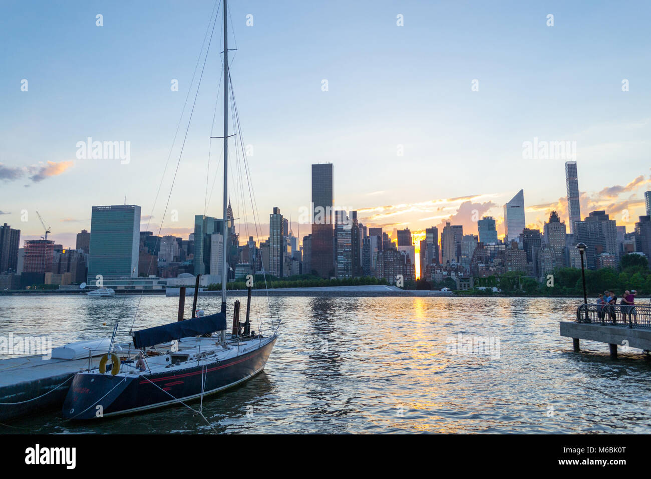 Nyc skyline sunset chrysler boat hi-res stock photography and images ...