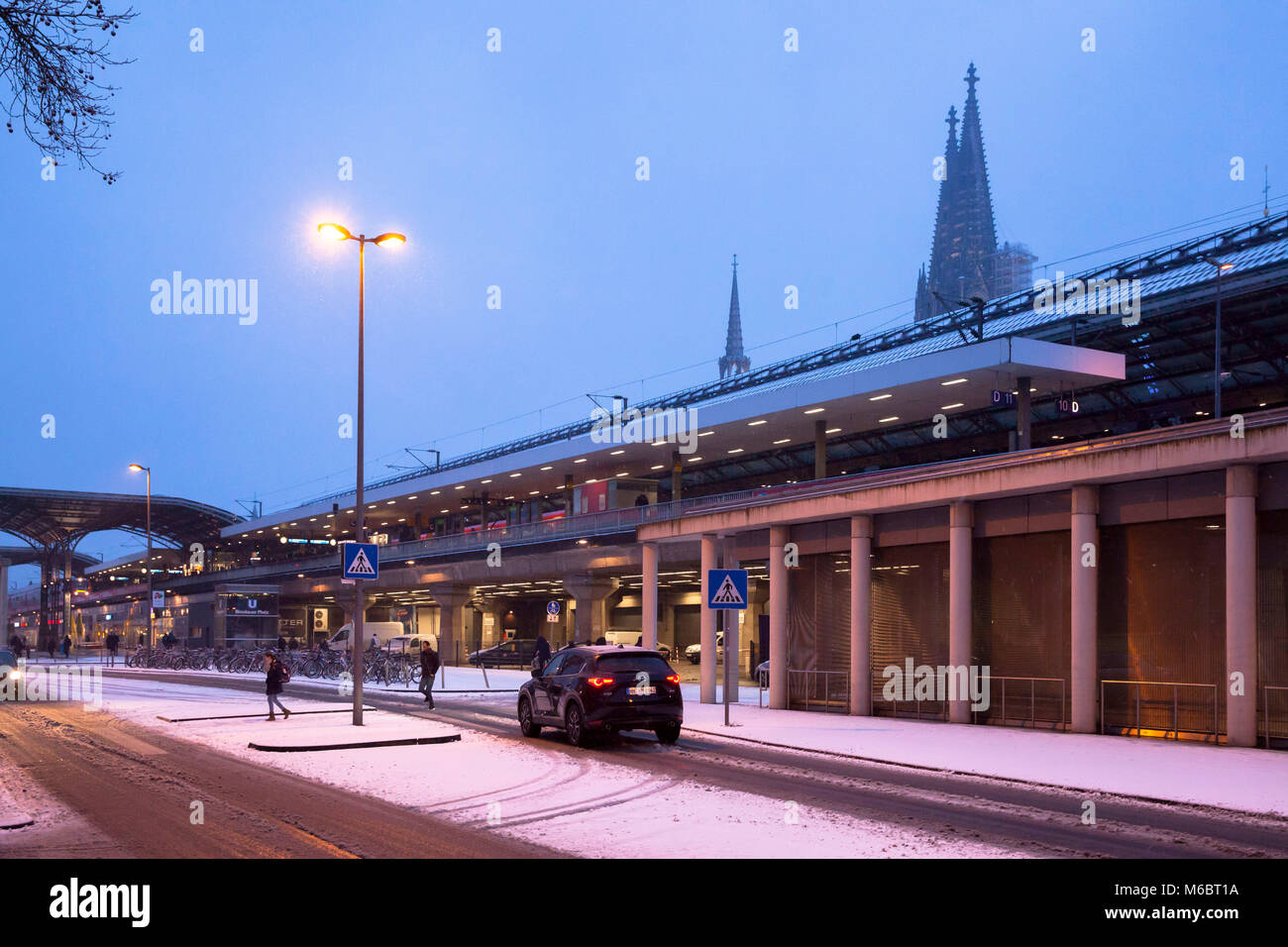 Germany, Cologne, the Breslauer square at the main station, in the background the cathedral, snow, winter.  Deutschland, Koeln,  der Breslauer Platz a Stock Photo