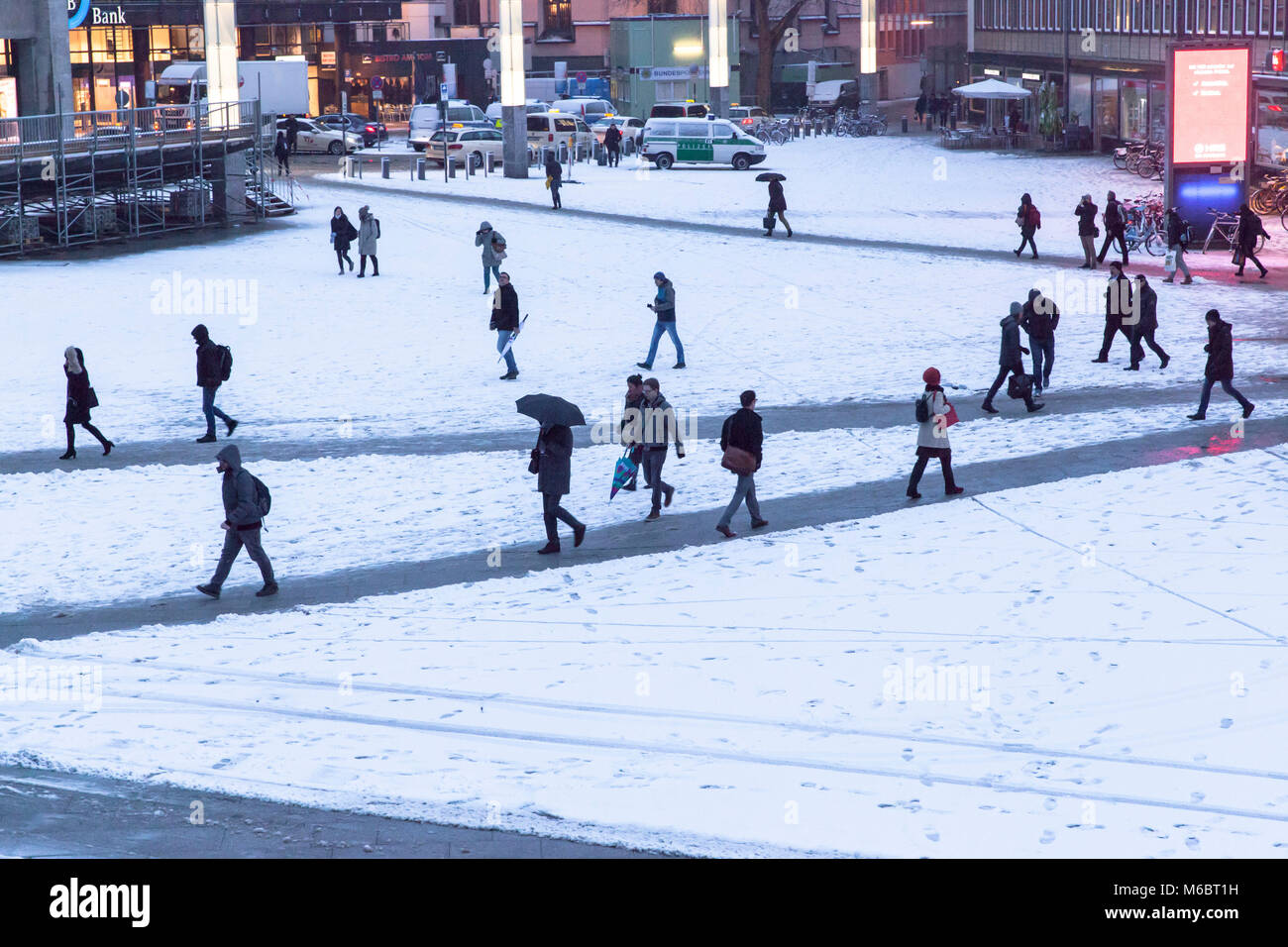 Germany, Cologne, the square in front of the main station, snow, winter.  Deutschland, Koeln, Bahnhofsvorplatz, Schnee, Winter. Stock Photo