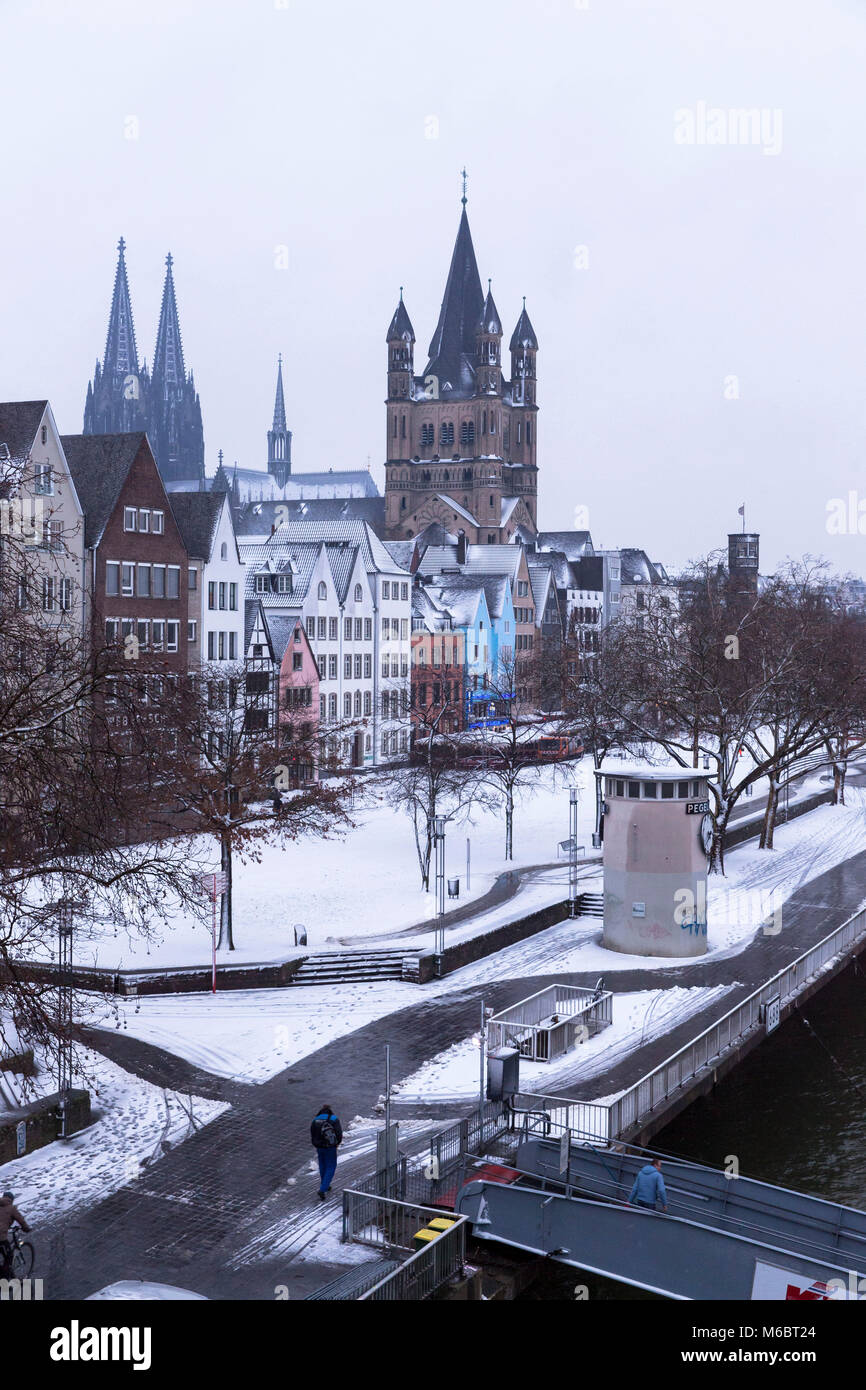 Germany, Cologne, houses in the old part of the town at the Frankenwerft, the cathedral and the church Gross St. Martin, winter, snow.  Deutschland, K Stock Photo
