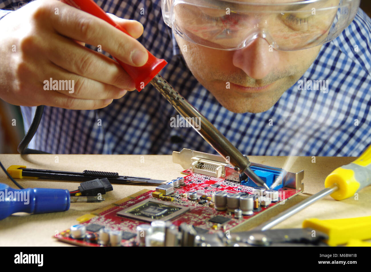 Metal soldering hires stock photography and images Alamy