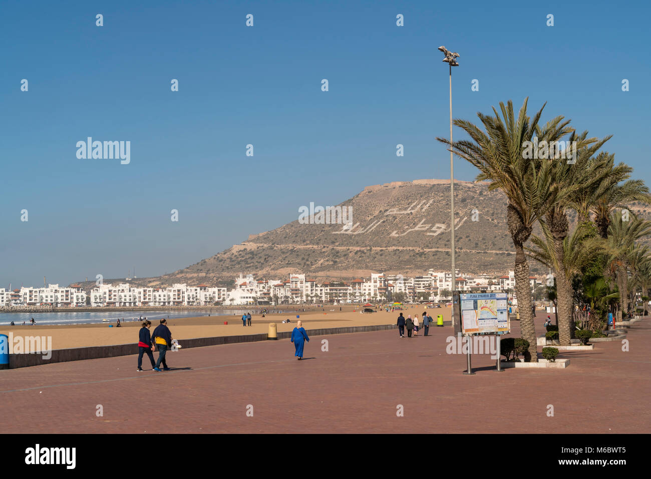 Promenade und Strand in Agadir, Königreich Marokko, Afrika  |  Promenade  and the beach in Agadir, Kingdom of Morocco, Africa Stock Photo