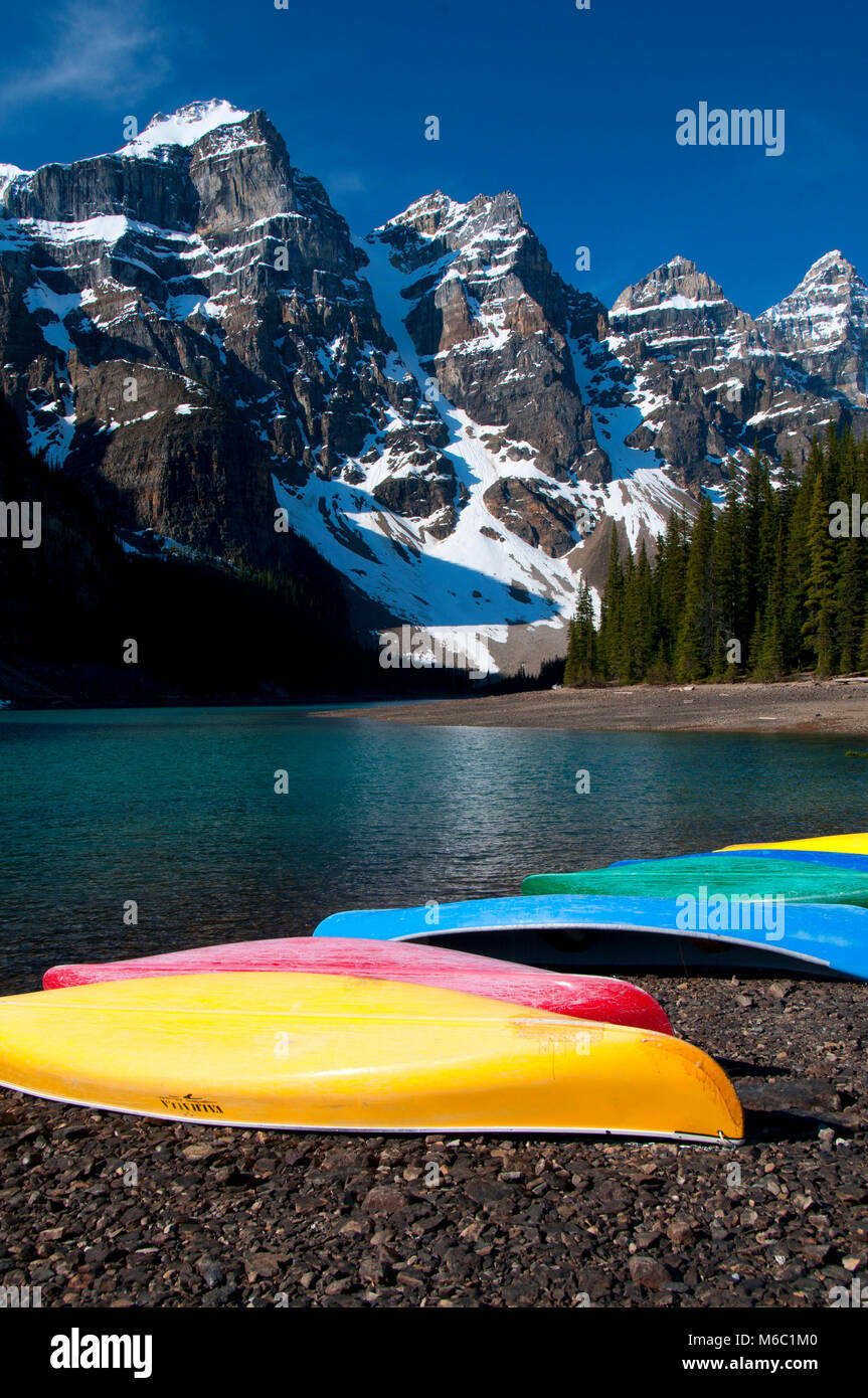 Wenkchemna Peaks with Moraine Lake canoes, Banff National Park, Alberta, Canada Stock Photo